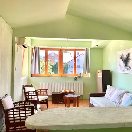 Artists Inn, Large 2 Bed Duplex Apartment, Parking