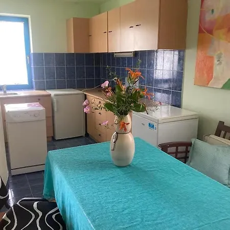 Artists Inn, Large 2 Bed Duplex Apartment, Parking * Zemun Polje