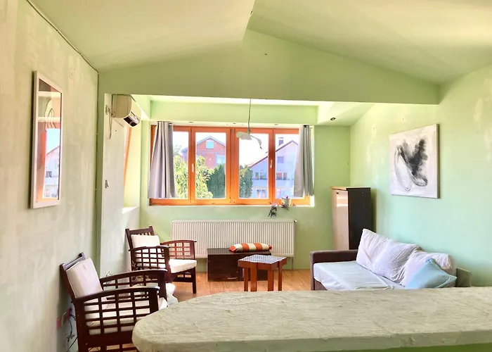 Artists Inn, Large 2 Bed Duplex Apartment, Parking