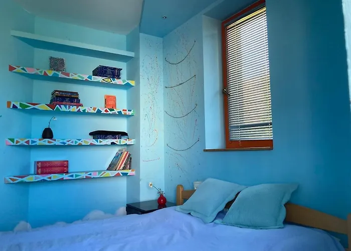 Artists Inn, Large 2 Bed Duplex Apartment, Parking * Zemun Polje