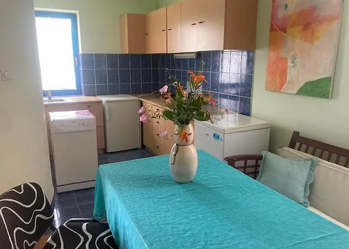 Artists Inn, Large 2 Bed Duplex Apartment, Parking * Zemun Polje